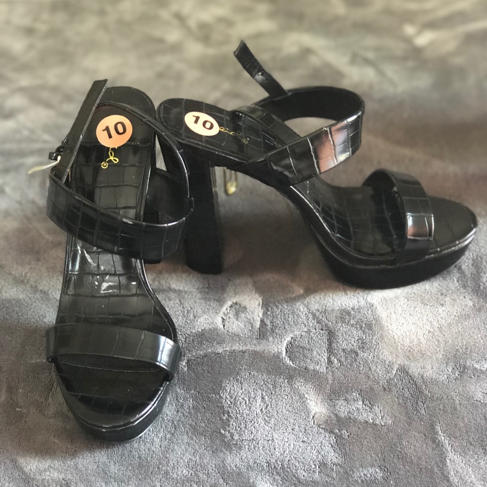 Women’s black Platform sandal.